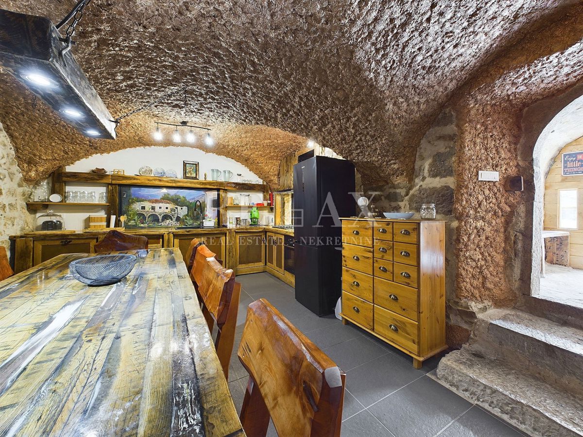 Tribalj - due case in pietra con piscina