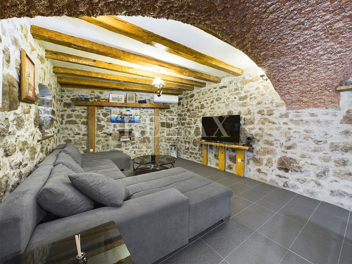 Tribalj - due case in pietra con piscina