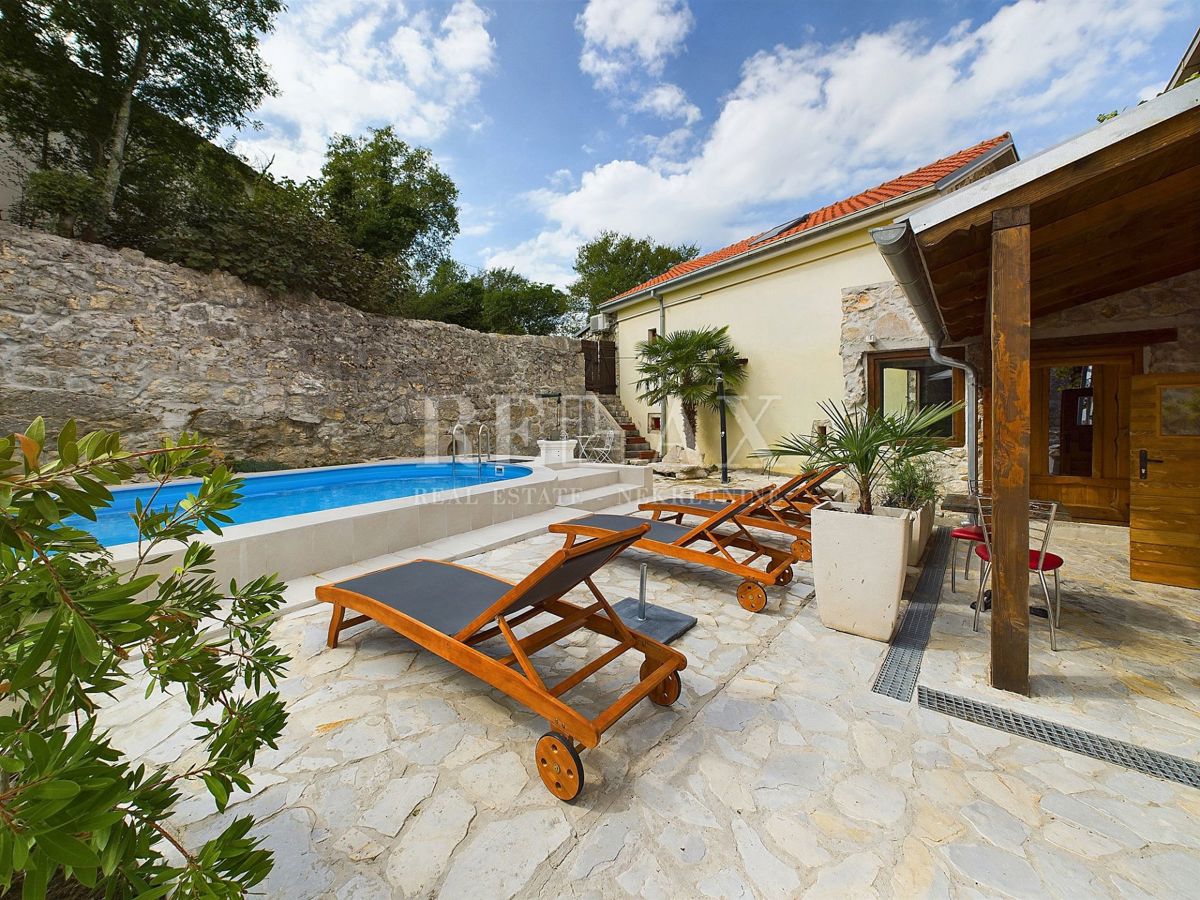 Tribalj - due case in pietra con piscina