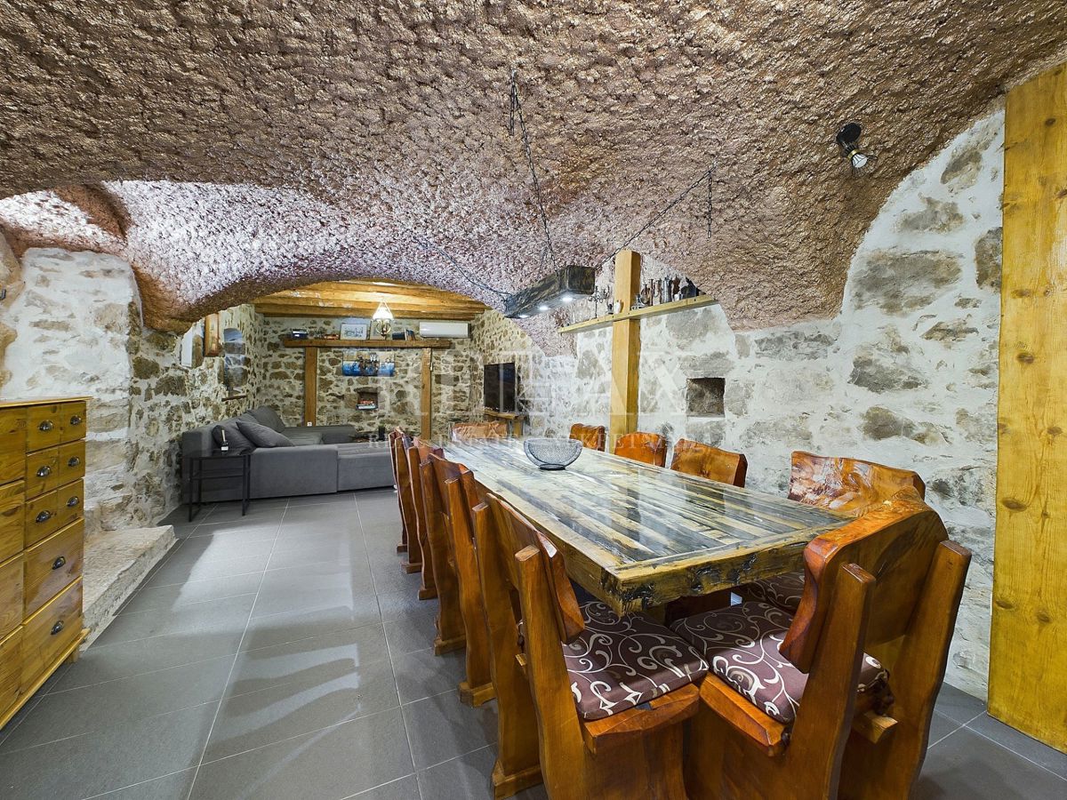 Tribalj - due case in pietra con piscina