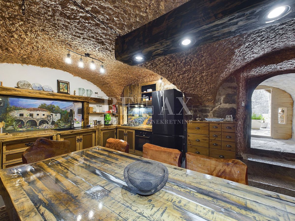 Tribalj - due case in pietra con piscina