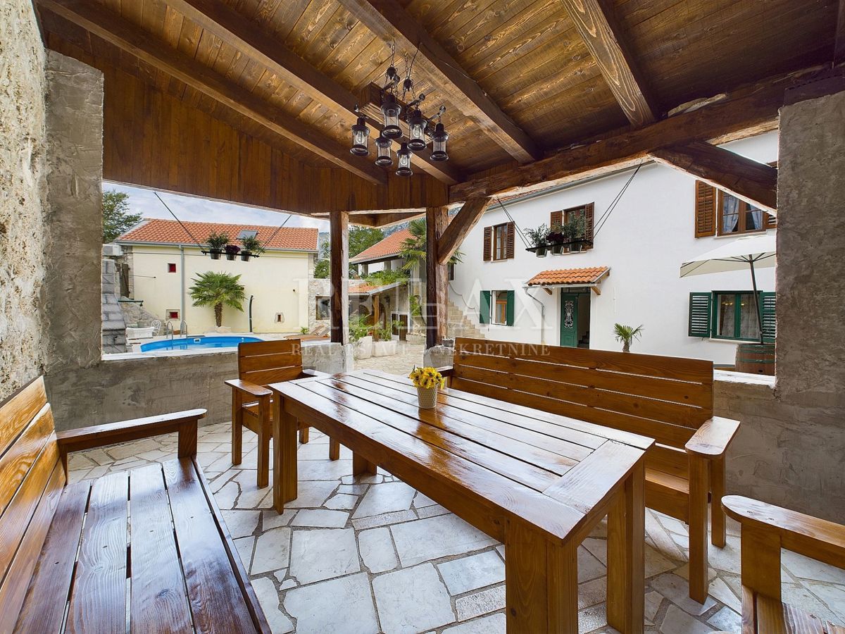 Tribalj - due case in pietra con piscina