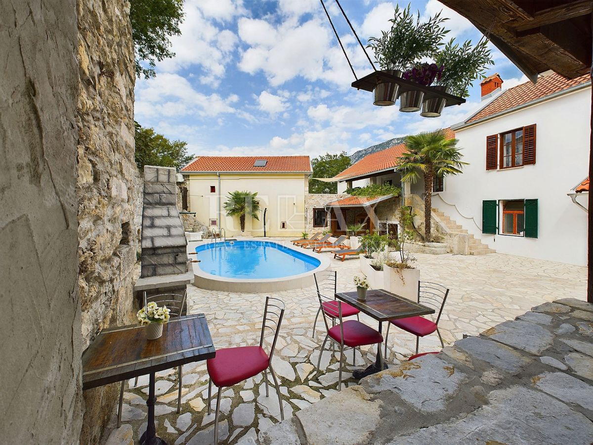Tribalj - due case in pietra con piscina