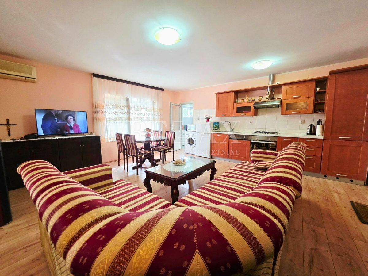 Sveti Juraj - 1a fila al mare, 2 appartamenti