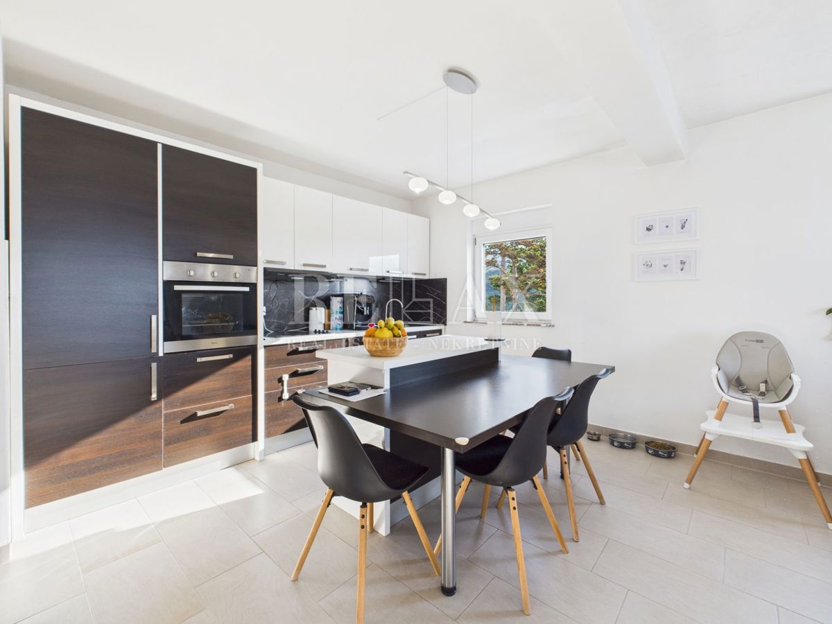 Crikvenica – Appartamento su due livelli, 104 m² con vista mare