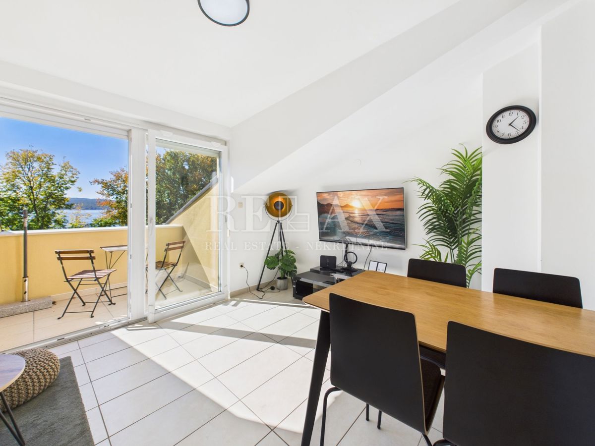 Crikvenica - appartamento in prima fila al mare