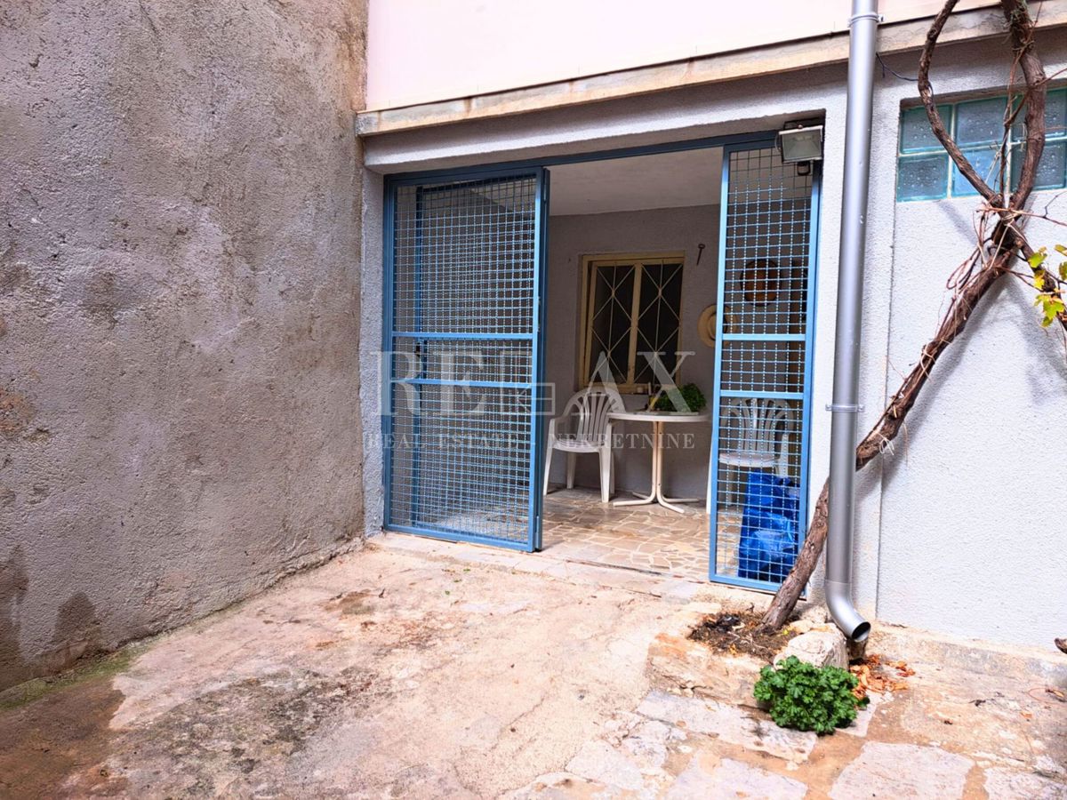 Novi Vinodolski - locali commerciali, appartamenti e magazzino