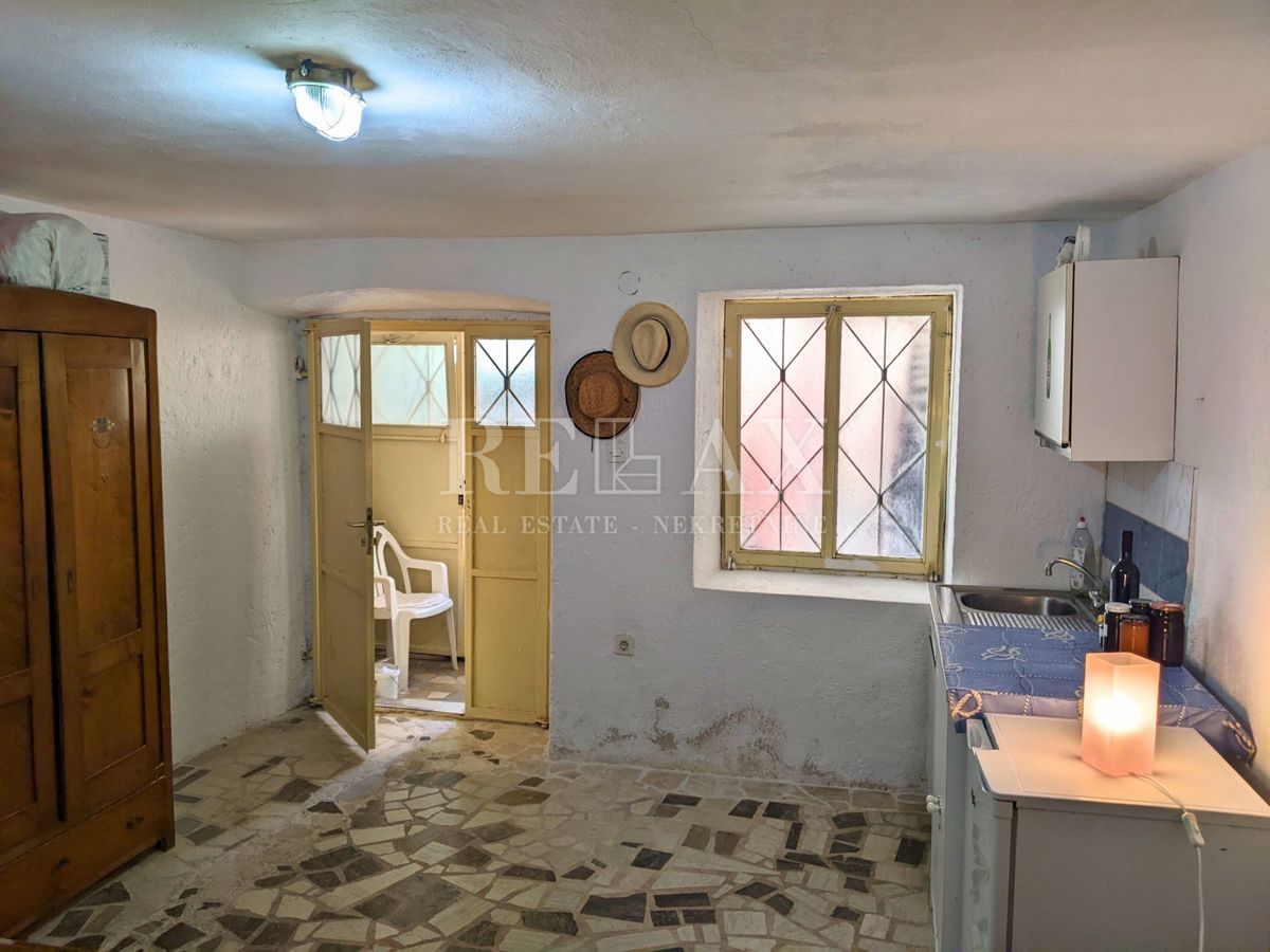 Novi Vinodolski - locali commerciali, appartamenti e magazzino