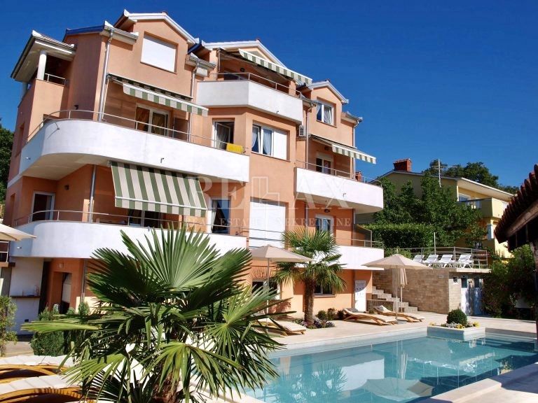 Oprić, Lovran - villa con appartamenti e piscina