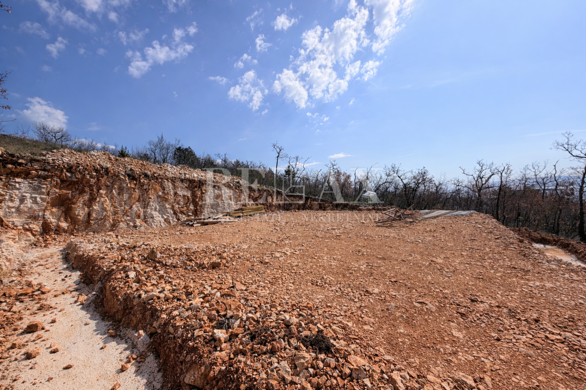 Crikvenica - sono iniziati i lavori di costruzione, una casa con piscina