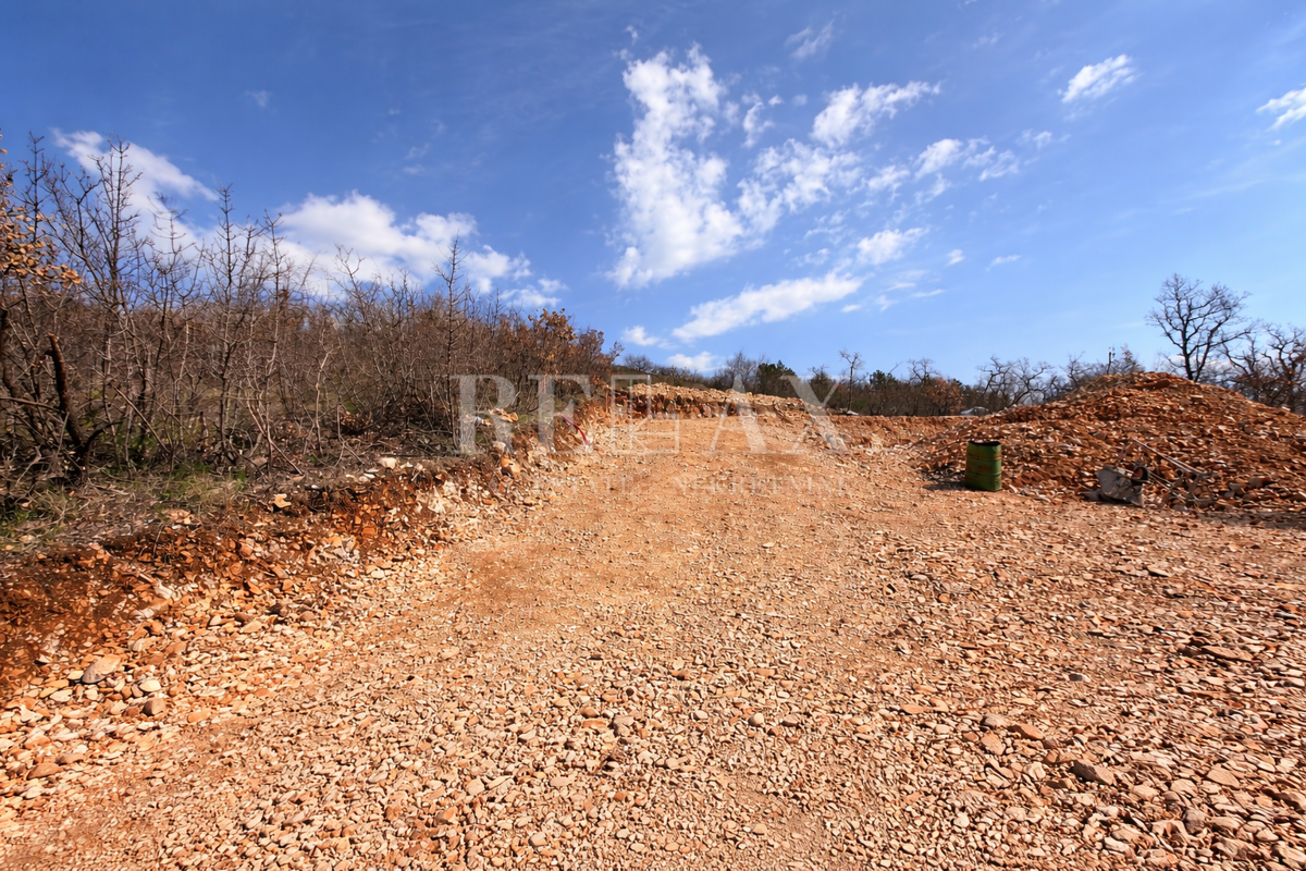 Crikvenica - sono iniziati i lavori di costruzione, una casa con piscina
