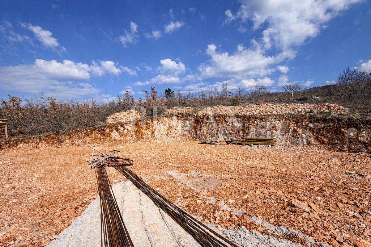 Crikvenica - sono iniziati i lavori di costruzione, una casa con piscina