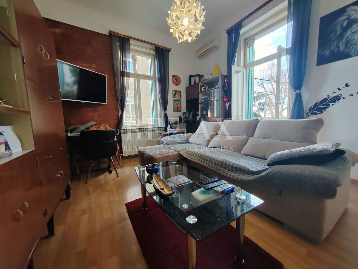 Abbazia - piano di una villa nel centro con garage 