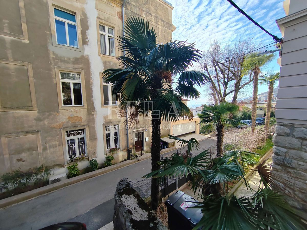 Abbazia - piano di una villa nel centro con garage 