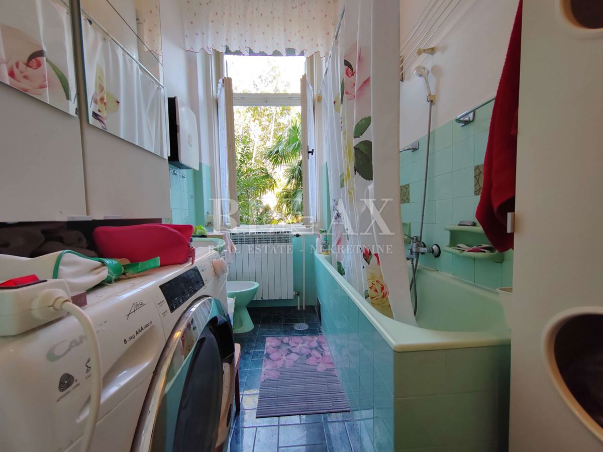 Abbazia - piano di una villa nel centro con garage 