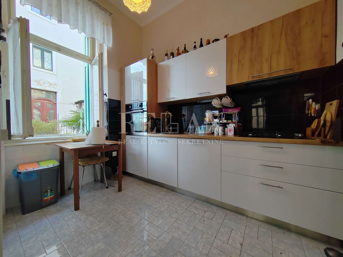 Abbazia - piano di una villa nel centro con garage 