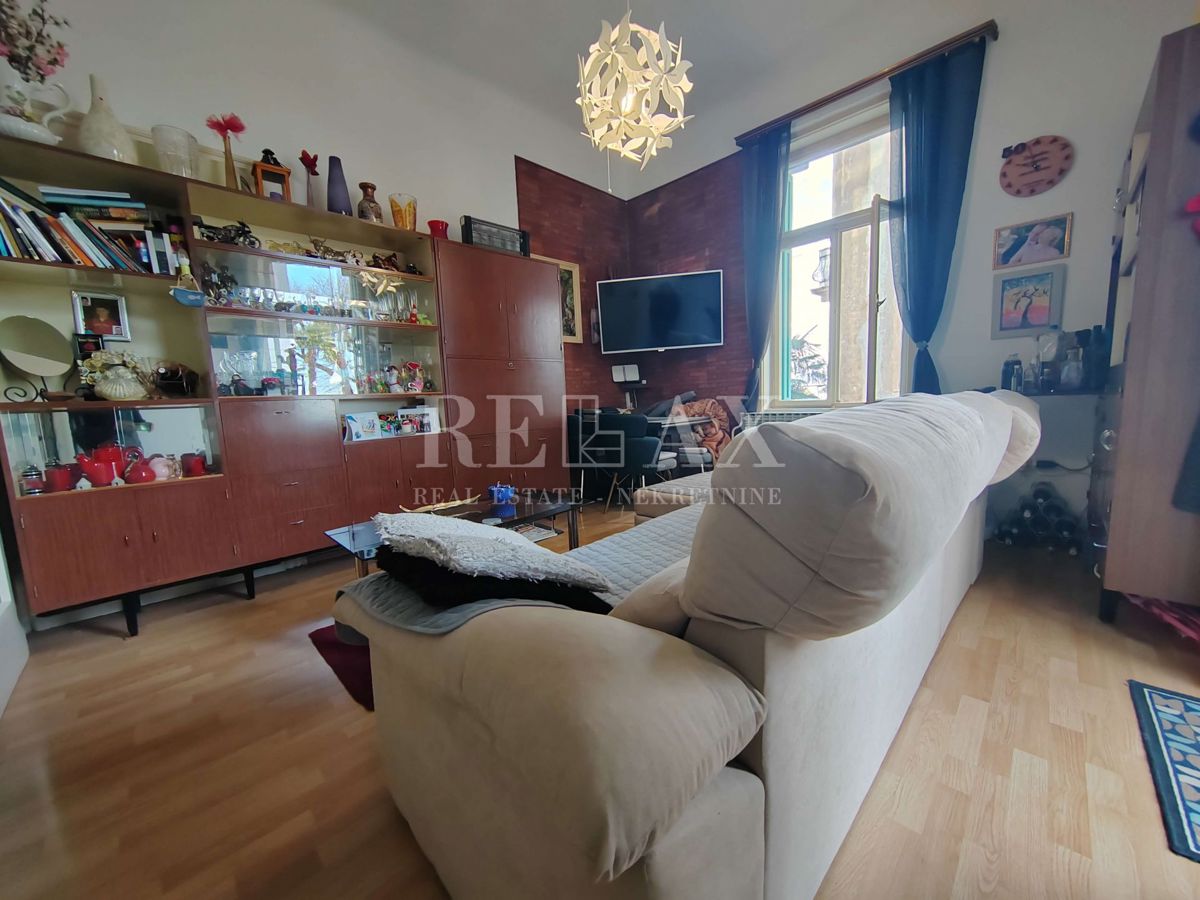 Abbazia - piano di una villa nel centro con garage 