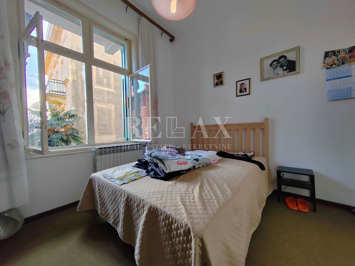 Abbazia - piano di una villa nel centro con garage 