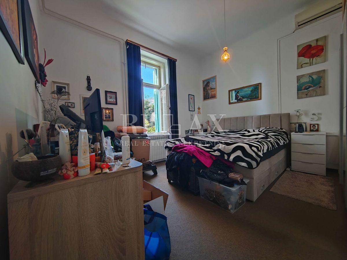 Abbazia - piano di una villa nel centro con garage 