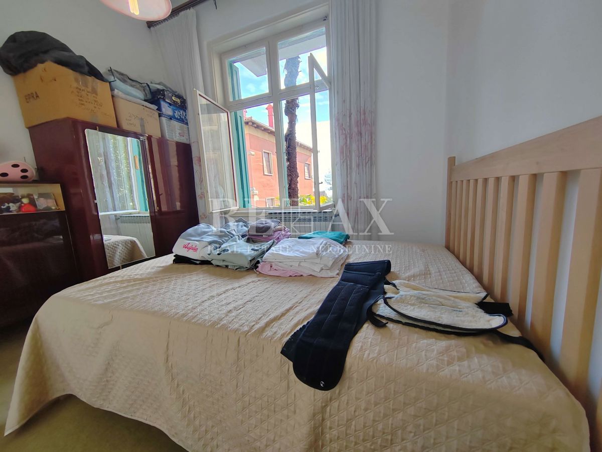 Abbazia - piano di una villa nel centro con garage 