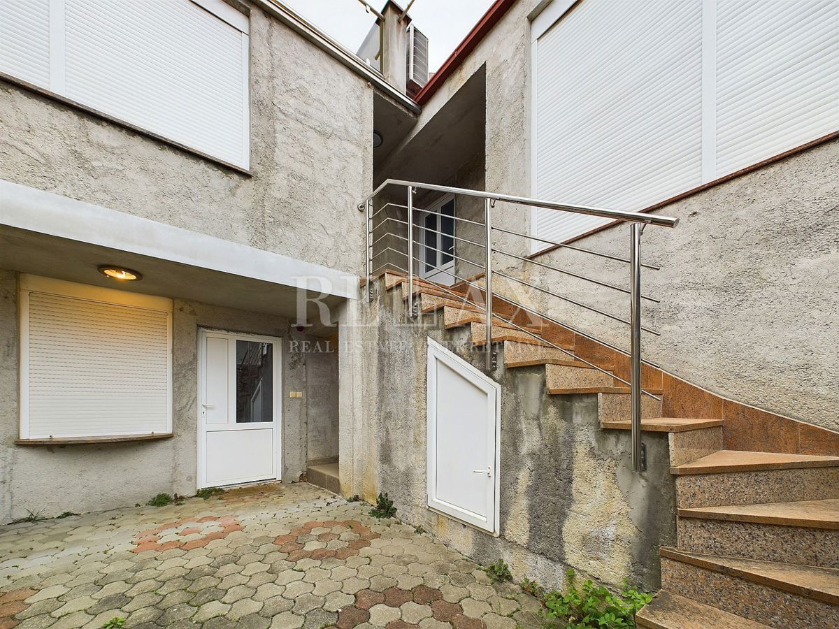 Bribir - spaziosa casa a schiera con garage