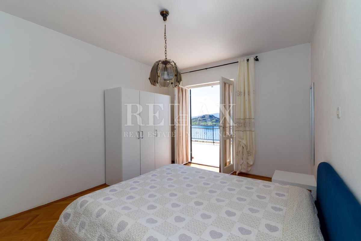 Senj, Sveti Juraj - casa a tre piani in prima fila sul mare