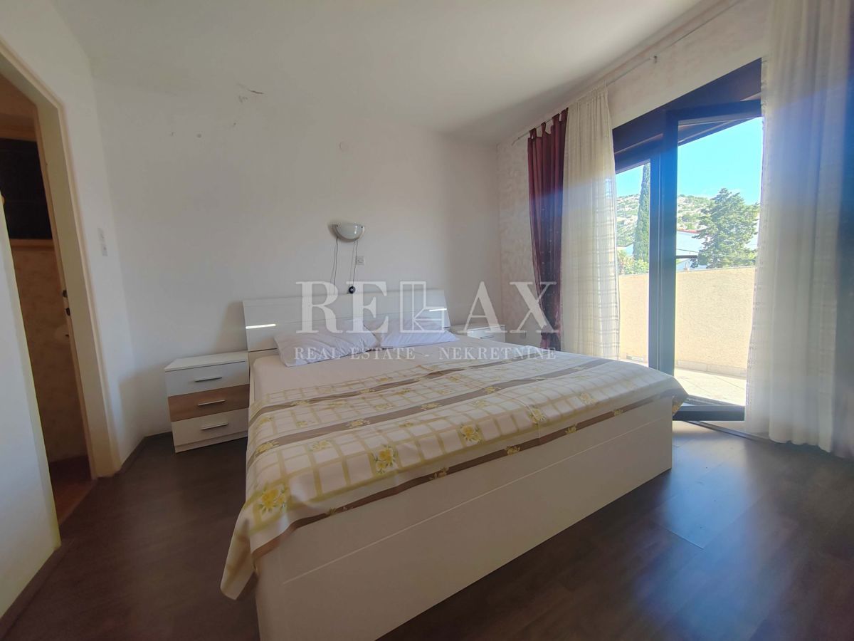 Senj, Sveti Juraj - casa a tre piani in prima fila sul mare