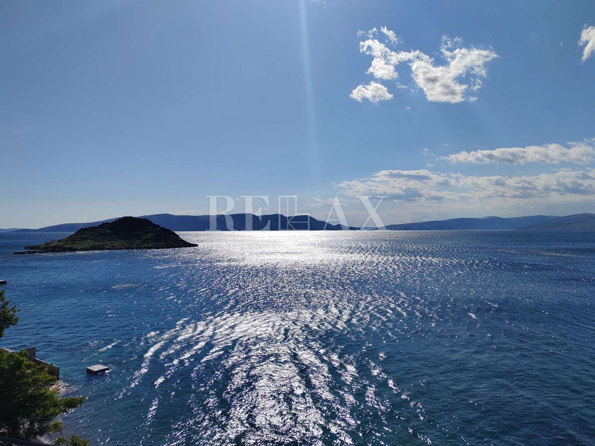 Senj, Sveti Juraj - casa a tre piani in prima fila sul mare