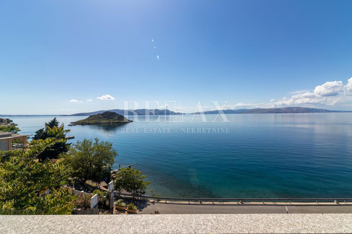 Senj, Sveti Juraj - casa a tre piani in prima fila sul mare