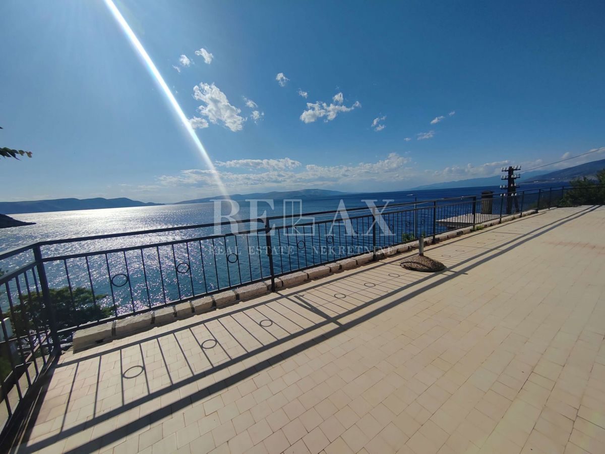 Senj, Sveti Juraj - casa a tre piani in prima fila sul mare