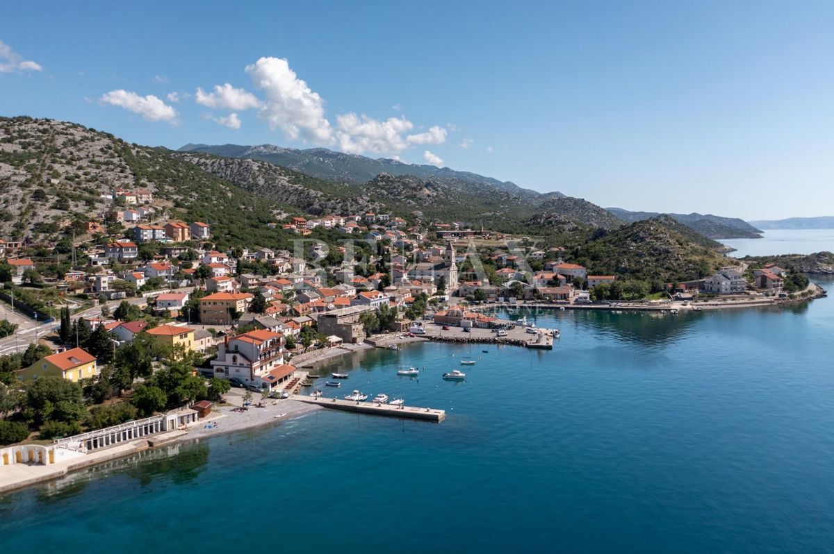 Senj, Sveti Juraj - casa a tre piani in prima fila sul mare