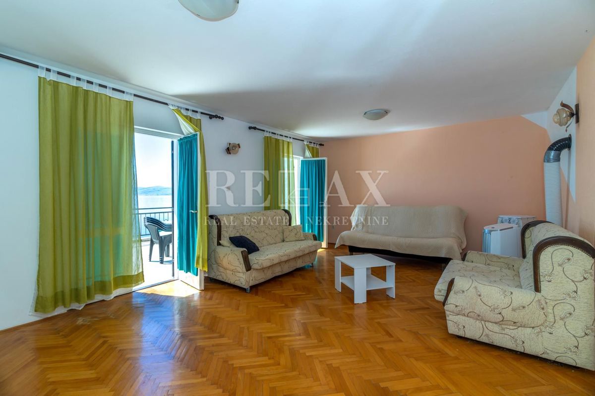 Senj, Sveti Juraj - casa a tre piani in prima fila sul mare