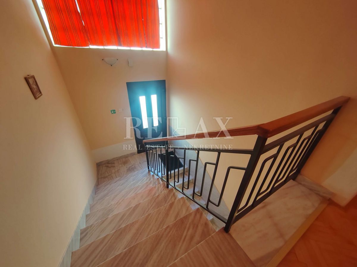 Senj, Sveti Juraj - casa a tre piani in prima fila sul mare