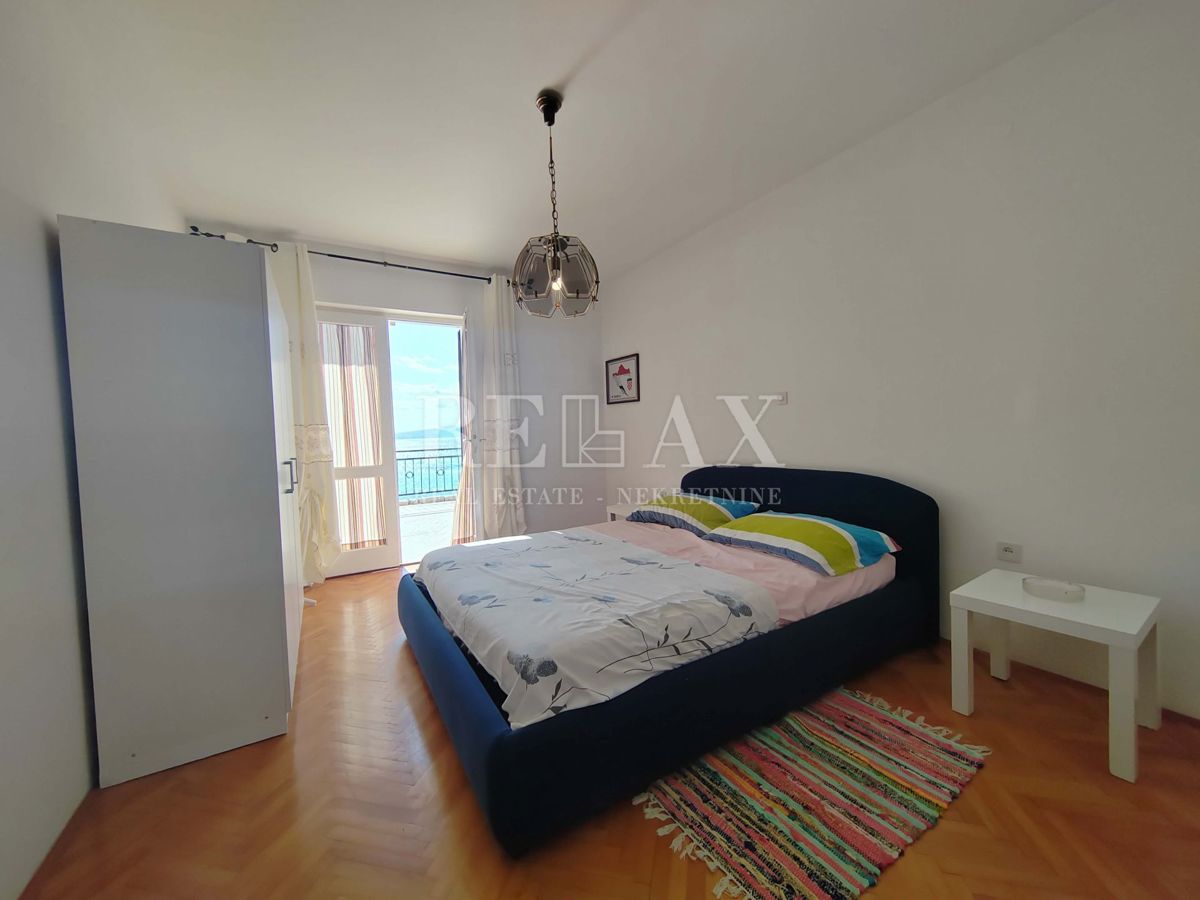 Senj, Sveti Juraj - casa a tre piani in prima fila sul mare