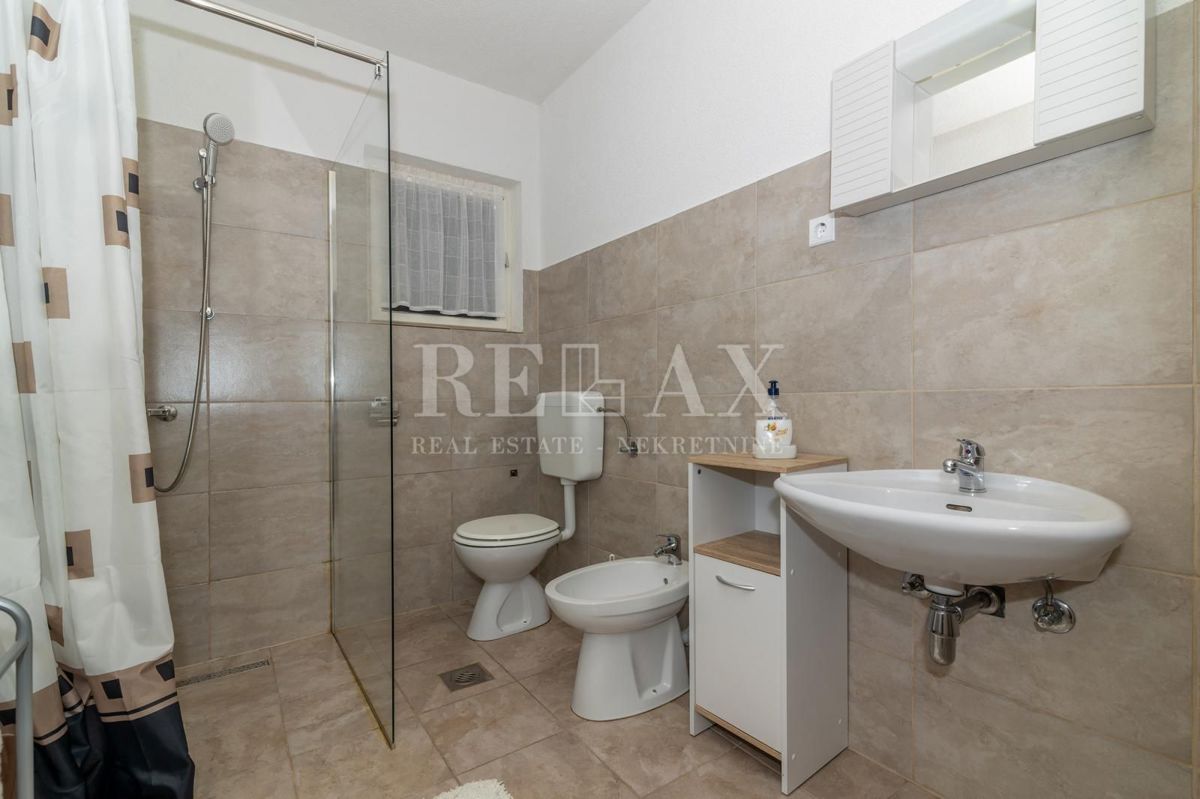 Senj, Sveti Juraj - casa a tre piani in prima fila sul mare