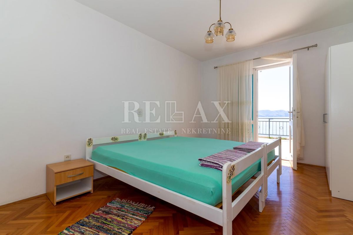 Senj, Sveti Juraj - casa a tre piani in prima fila sul mare