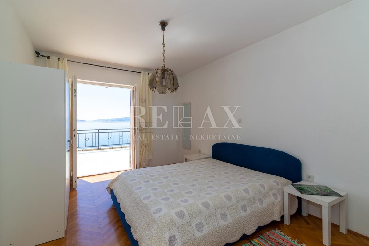 Senj, Sveti Juraj - casa a tre piani in prima fila sul mare