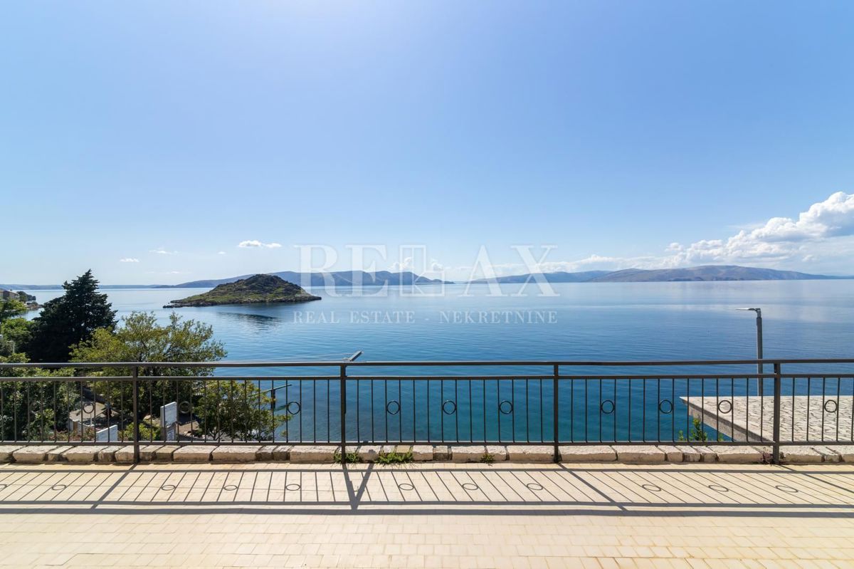 Senj, Sveti Juraj - casa a tre piani in prima fila sul mare