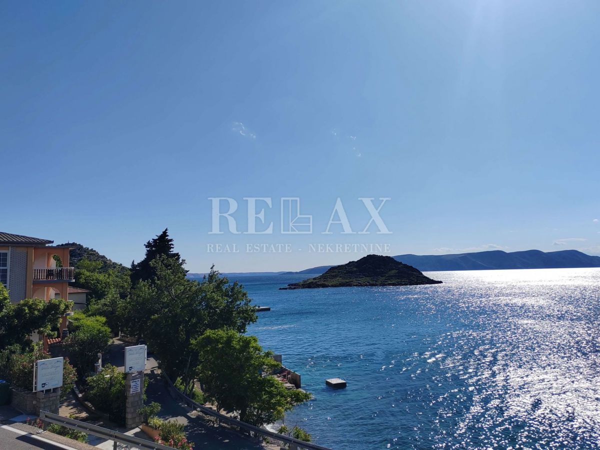 Senj, Sveti Juraj - casa a tre piani in prima fila sul mare