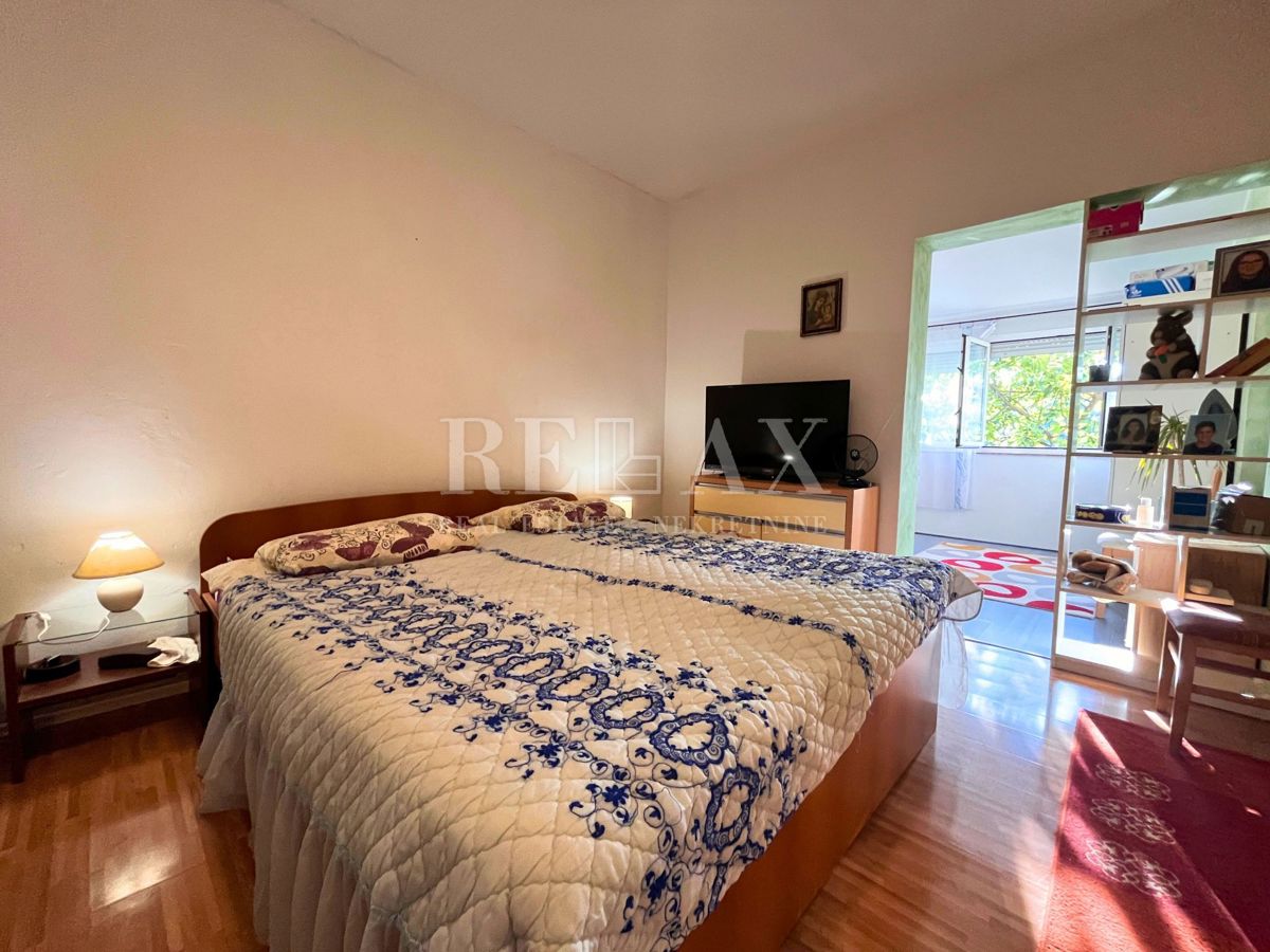 Rijeka, Sroki - appartamento con due camere da letto e ripostiglio