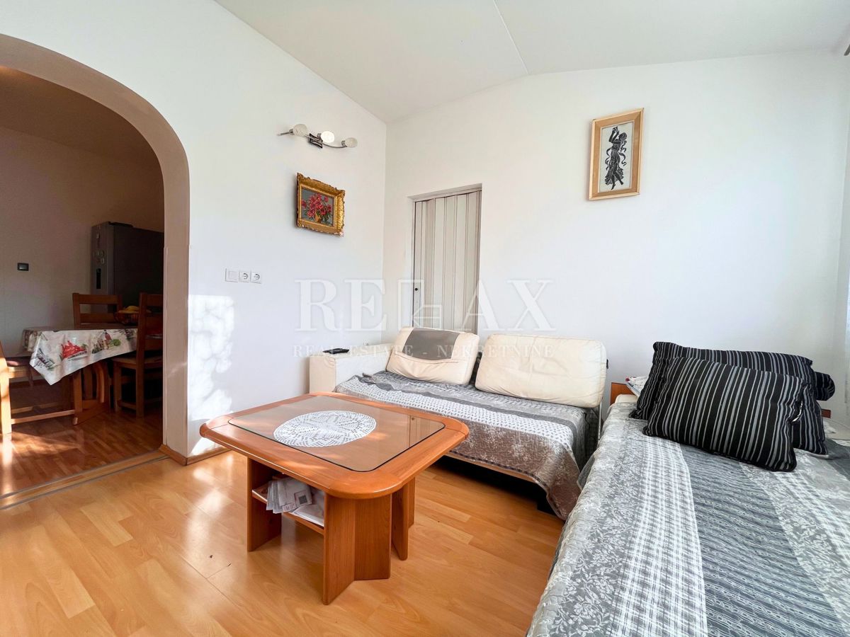 Rijeka, Sroki - appartamento con due camere da letto e ripostiglio