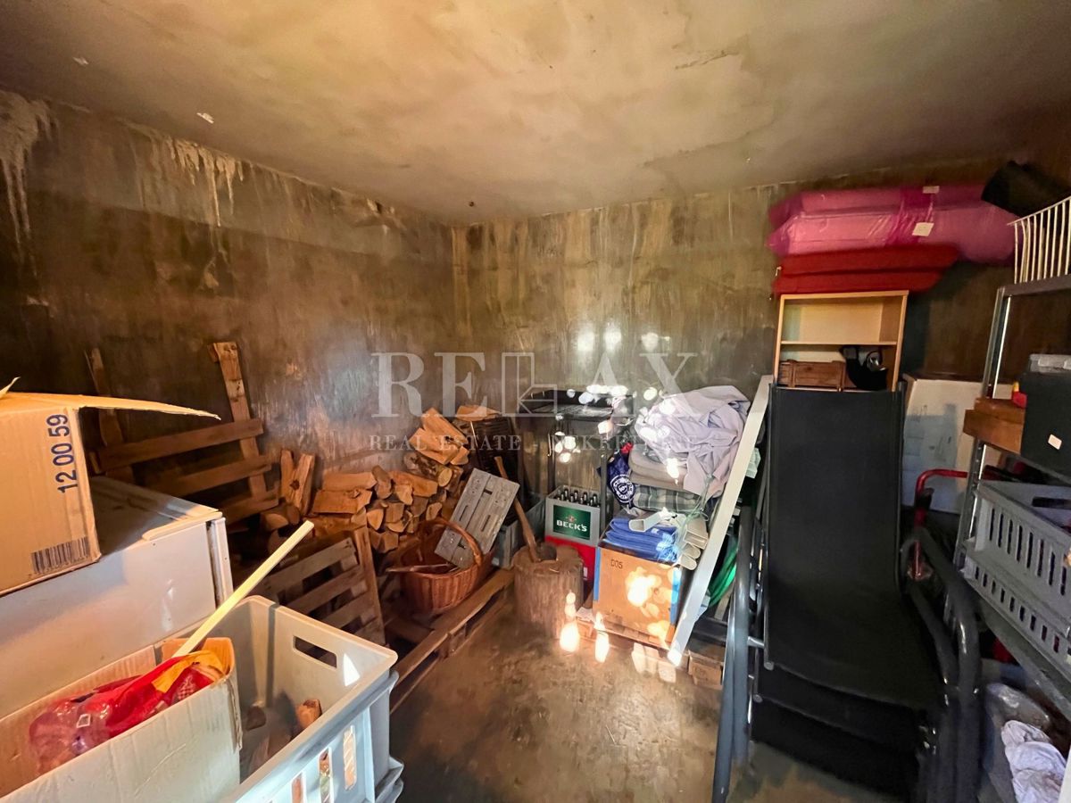 Rijeka, Sroki - appartamento con due camere da letto e ripostiglio