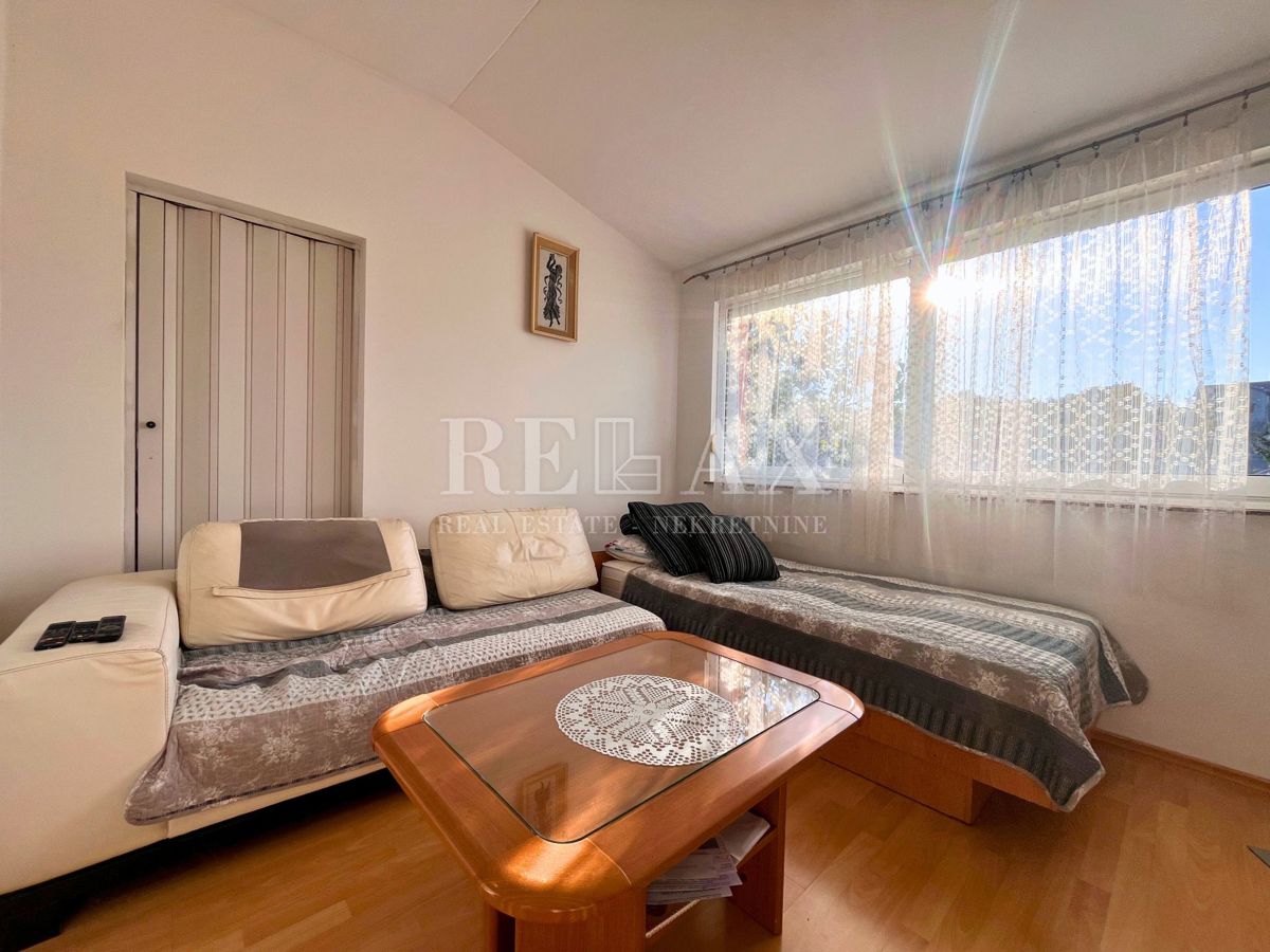 Rijeka, Sroki - appartamento con due camere da letto e ripostiglio