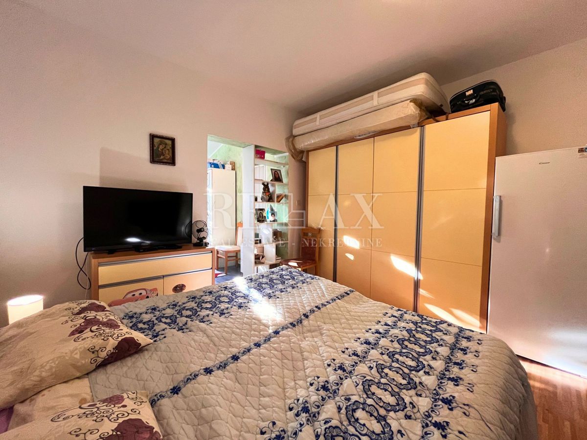 Rijeka, Sroki - appartamento con due camere da letto e ripostiglio