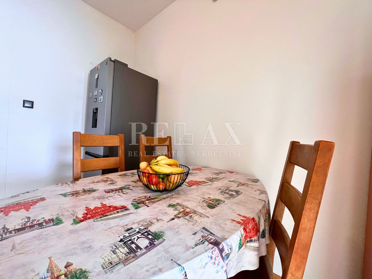 Rijeka, Sroki - appartamento con due camere da letto e ripostiglio