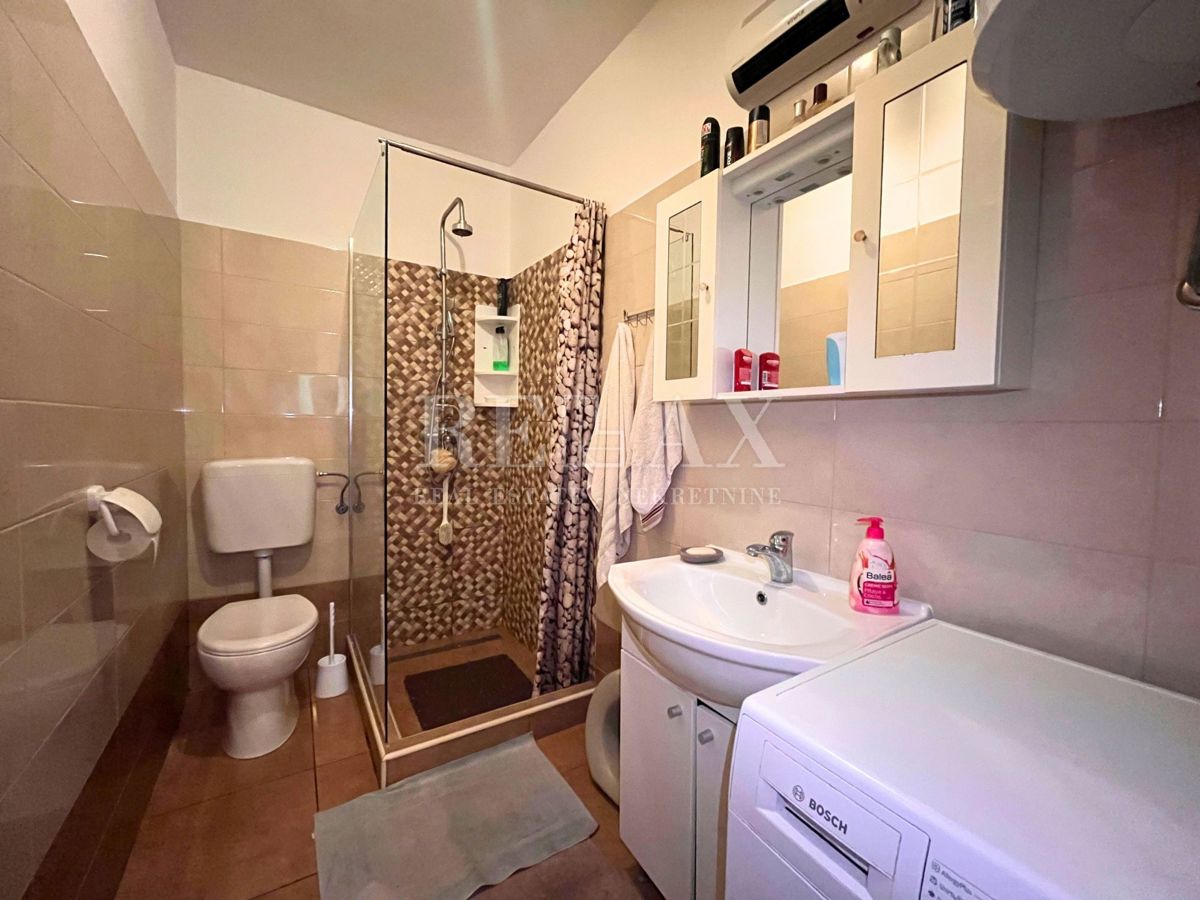 Rijeka, Sroki - appartamento con due camere da letto e ripostiglio