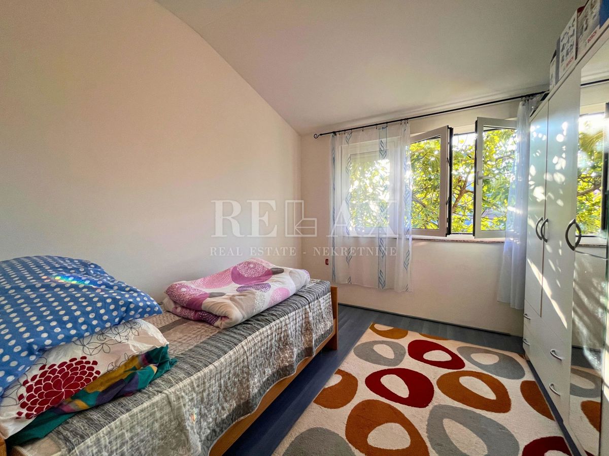 Rijeka, Sroki - appartamento con due camere da letto e ripostiglio