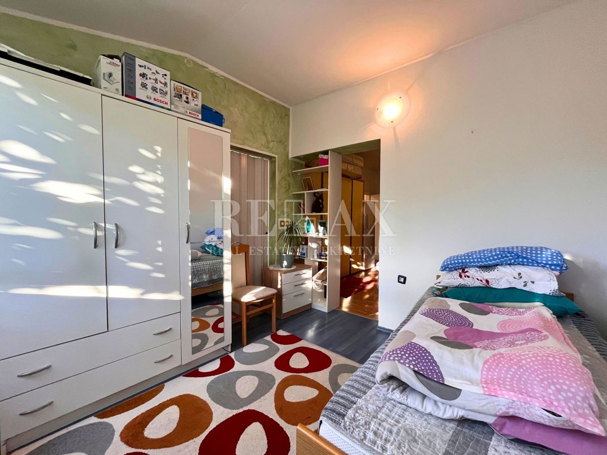 Rijeka, Sroki - appartamento con due camere da letto e ripostiglio