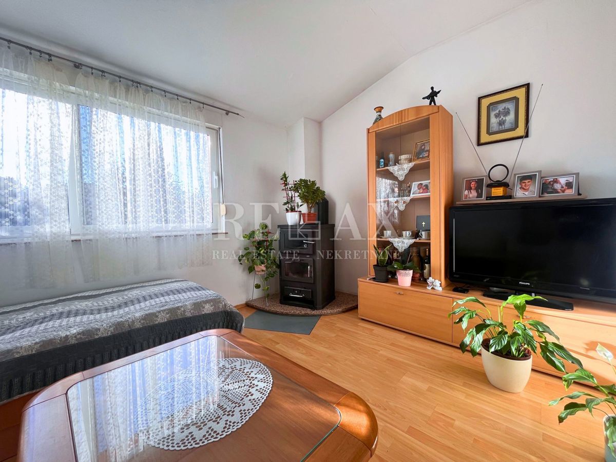 Rijeka, Sroki - appartamento con due camere da letto e ripostiglio