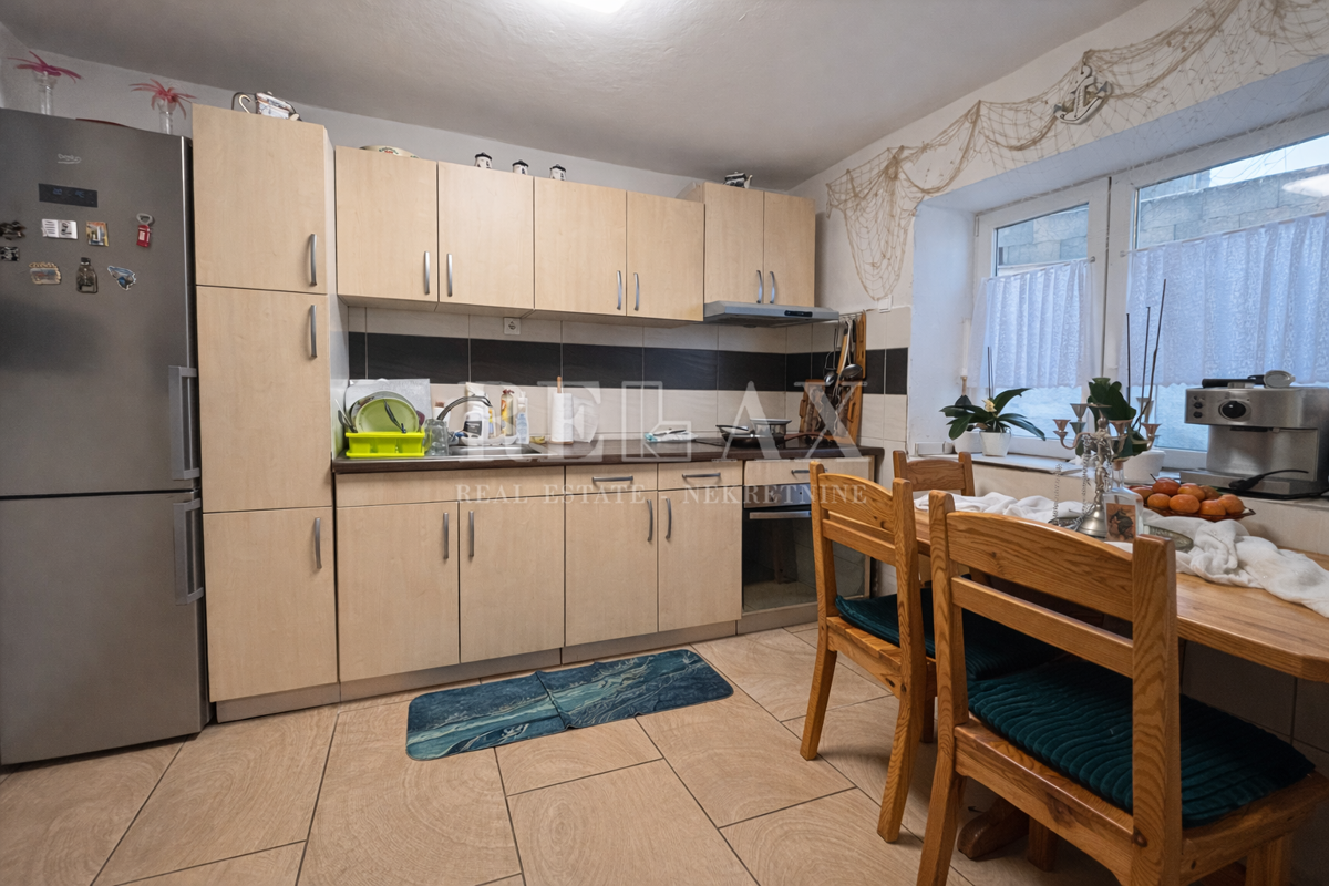 Novi Vinodolski, Donji Zagon - casa con garage